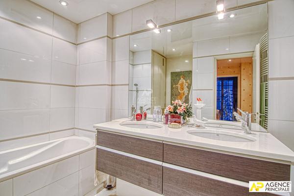 Versailles Rive-Droite - Appartement 6 pièces 204 m² Carrez situé au 2ème étage avec ascenseur, 2 caves et 2 places de parking en sous-sol €1 495 000 ** - Référence 25569