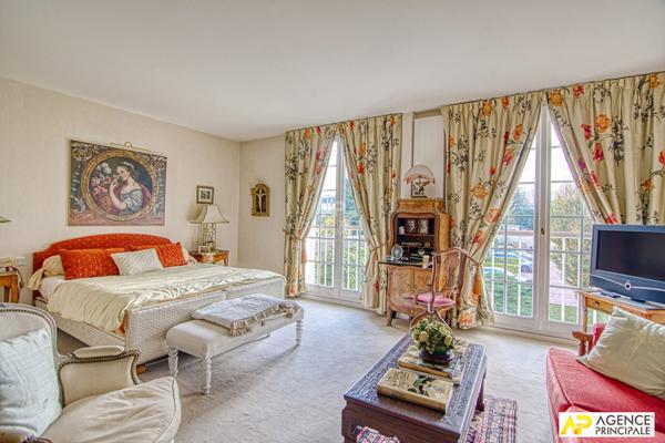Versailles Rive-Droite - Appartement 6 pièces 204 m² Carrez situé au 2ème étage avec ascenseur, 2 caves et 2 places de parking en sous-sol €1 495 000 ** - Référence 25569