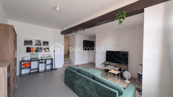 Investissez sur un appartement de 80 m² vendu loué, avec revenu immédiat.
Surface de 80 m² comprenant : 1 salon, 1 cuisine équipée ouvrant sur une terrasse en longueur, 1 cellier, 1 WC indépendant, 1 buanderie avec lave-main, 2 chambres, 1 salle d'eau, 1 cave.

Loyer actuel 690€ + 45€ de charges, rendement brut indicatif 6,7%
Point essentiel : engagement de location à respecter jusqu’en 2028. Locataire en place depuis Juillet 2025, sans retard de paiement.
Ce bien s’adresse à un acquéreur investisseur qui reprend un cadre locatif existant.
Monopropriété actuelle : la taxe foncière sera à répartir avec le nouveau propriétaire.

Wisches bénéficie d'une gare TER sur place (ligne TER Strasbourg / Molsheim / Saint-Dié), de commerce de proximité, boulangerie, d'une pharmacie, d'écoles et de plusieurs professionnels de santé ( médecins, infirmières, kiné, ostéopathe) Facteurs limitant structurellement le risque de vacance locative.
Le DPE D ajoute un élément de sécurisation dans la durée pour un investisseur attentif à la tenue locative du bien.

Un dossier d’investissement se chiffre. Un bien, lui, se visite et se ressent.