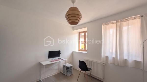 Investissez sur un appartement de 80 m² vendu loué, avec revenu immédiat.
Surface de 80 m² comprenant : 1 salon, 1 cuisine équipée ouvrant sur une terrasse en longueur, 1 cellier, 1 WC indépendant, 1 buanderie avec lave-main, 2 chambres, 1 salle d'eau, 1 cave.

Loyer actuel 690€ + 45€ de charges, rendement brut indicatif 6,7%
Point essentiel : engagement de location à respecter jusqu’en 2028. Locataire en place depuis Juillet 2025, sans retard de paiement.
Ce bien s’adresse à un acquéreur investisseur qui reprend un cadre locatif existant.
Monopropriété actuelle : la taxe foncière sera à répartir avec le nouveau propriétaire.

Wisches bénéficie d'une gare TER sur place (ligne TER Strasbourg / Molsheim / Saint-Dié), de commerce de proximité, boulangerie, d'une pharmacie, d'écoles et de plusieurs professionnels de santé ( médecins, infirmières, kiné, ostéopathe) Facteurs limitant structurellement le risque de vacance locative.
Le DPE D ajoute un élément de sécurisation dans la durée pour un investisseur attentif à la tenue locative du bien.

Un dossier d’investissement se chiffre. Un bien, lui, se visite et se ressent.