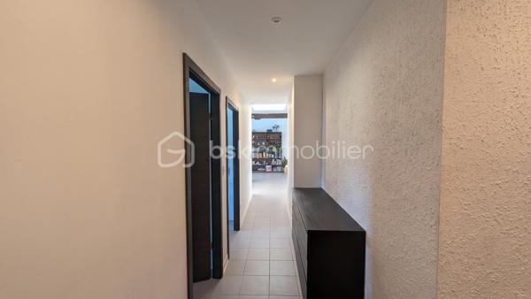 Investissez sur un appartement de 80 m² vendu loué, avec revenu immédiat.
Surface de 80 m² comprenant : 1 salon, 1 cuisine équipée ouvrant sur une terrasse en longueur, 1 cellier, 1 WC indépendant, 1 buanderie avec lave-main, 2 chambres, 1 salle d'eau, 1 cave.

Loyer actuel 690€ + 45€ de charges, rendement brut indicatif 6,7%
Point essentiel : engagement de location à respecter jusqu’en 2028. Locataire en place depuis Juillet 2025, sans retard de paiement.
Ce bien s’adresse à un acquéreur investisseur qui reprend un cadre locatif existant.
Monopropriété actuelle : la taxe foncière sera à répartir avec le nouveau propriétaire.

Wisches bénéficie d'une gare TER sur place (ligne TER Strasbourg / Molsheim / Saint-Dié), de commerce de proximité, boulangerie, d'une pharmacie, d'écoles et de plusieurs professionnels de santé ( médecins, infirmières, kiné, ostéopathe) Facteurs limitant structurellement le risque de vacance locative.
Le DPE D ajoute un élément de sécurisation dans la durée pour un investisseur attentif à la tenue locative du bien.

Un dossier d’investissement se chiffre. Un bien, lui, se visite et se ressent.