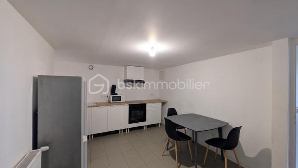 Investissez sur un appartement de 80 m² vendu loué, avec revenu immédiat.
Surface de 80 m² comprenant : 1 salon, 1 cuisine équipée ouvrant sur une terrasse en longueur, 1 cellier, 1 WC indépendant, 1 buanderie avec lave-main, 2 chambres, 1 salle d'eau, 1 cave.

Loyer actuel 690€ + 45€ de charges, rendement brut indicatif 6,7%
Point essentiel : engagement de location à respecter jusqu’en 2028. Locataire en place depuis Juillet 2025, sans retard de paiement.
Ce bien s’adresse à un acquéreur investisseur qui reprend un cadre locatif existant.
Monopropriété actuelle : la taxe foncière sera à répartir avec le nouveau propriétaire.

Wisches bénéficie d'une gare TER sur place (ligne TER Strasbourg / Molsheim / Saint-Dié), de commerce de proximité, boulangerie, d'une pharmacie, d'écoles et de plusieurs professionnels de santé ( médecins, infirmières, kiné, ostéopathe) Facteurs limitant structurellement le risque de vacance locative.
Le DPE D ajoute un élément de sécurisation dans la durée pour un investisseur attentif à la tenue locative du bien.

Un dossier d’investissement se chiffre. Un bien, lui, se visite et se ressent.