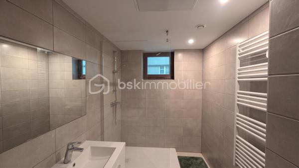 Investissez sur un appartement de 80 m² vendu loué, avec revenu immédiat.
Surface de 80 m² comprenant : 1 salon, 1 cuisine équipée ouvrant sur une terrasse en longueur, 1 cellier, 1 WC indépendant, 1 buanderie avec lave-main, 2 chambres, 1 salle d'eau, 1 cave.

Loyer actuel 690€ + 45€ de charges, rendement brut indicatif 6,7%
Point essentiel : engagement de location à respecter jusqu’en 2028. Locataire en place depuis Juillet 2025, sans retard de paiement.
Ce bien s’adresse à un acquéreur investisseur qui reprend un cadre locatif existant.
Monopropriété actuelle : la taxe foncière sera à répartir avec le nouveau propriétaire.

Wisches bénéficie d'une gare TER sur place (ligne TER Strasbourg / Molsheim / Saint-Dié), de commerce de proximité, boulangerie, d'une pharmacie, d'écoles et de plusieurs professionnels de santé ( médecins, infirmières, kiné, ostéopathe) Facteurs limitant structurellement le risque de vacance locative.
Le DPE D ajoute un élément de sécurisation dans la durée pour un investisseur attentif à la tenue locative du bien.

Un dossier d’investissement se chiffre. Un bien, lui, se visite et se ressent.