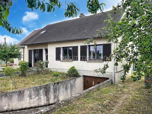 Sur l'axe SAINT QUENTIN / LAON, dans la commune prisée de CREPY, ce joli pavillon individuel  dispose de quatre chambres et d'un sous sol total, idéal pour une jeune famille.

Construit en 1976, il se compose au rez de chaussée d'un couloir d'entrée desservant une cuisine aménagée, une pièce de vie de 26 m2 avec vue sur le jardin, trois chambres dont deux avec placards, une salle de bain et des toilettes indépendants.

Grâce au grenier aménageable, la surface habitable peut être augmentée d'environ 40 m2 : actuellement, il dispose d'un spacieux palier, d'une pièce de stockage et d'une chambre .

Un  SOUS SOL COMPLET  vous permettra de ranger du matériel, d'installer votre atelier et de garer vos véhicules.

A l'extérieur, le jardin est entièrement clos avec une très belle vue sur les champs et doté d'un cabanon.

Idéalement situé, vous profiterez du calme de la campagne tout en étant proche des commodités de la commune ( école, supérette, pharmacie et petits commerces).
Cette maison nécessite des travaux de rafraichissement et dispose d'un potentiel indéniable.

CONTACTEZ MOI POUR UNE VISITE