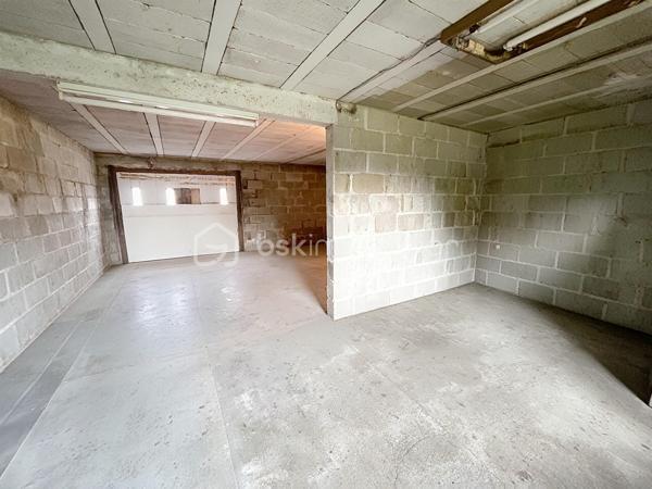 Sur l'axe SAINT QUENTIN / LAON, dans la commune prisée de CREPY, ce joli pavillon individuel  dispose de quatre chambres et d'un sous sol total, idéal pour une jeune famille.

Construit en 1976, il se compose au rez de chaussée d'un couloir d'entrée desservant une cuisine aménagée, une pièce de vie de 26 m2 avec vue sur le jardin, trois chambres dont deux avec placards, une salle de bain et des toilettes indépendants.

Grâce au grenier aménageable, la surface habitable peut être augmentée d'environ 40 m2 : actuellement, il dispose d'un spacieux palier, d'une pièce de stockage et d'une chambre .

Un  SOUS SOL COMPLET  vous permettra de ranger du matériel, d'installer votre atelier et de garer vos véhicules.

A l'extérieur, le jardin est entièrement clos avec une très belle vue sur les champs et doté d'un cabanon.

Idéalement situé, vous profiterez du calme de la campagne tout en étant proche des commodités de la commune ( école, supérette, pharmacie et petits commerces).
Cette maison nécessite des travaux de rafraichissement et dispose d'un potentiel indéniable.

CONTACTEZ MOI POUR UNE VISITE
