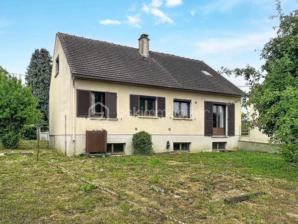 Sur l'axe SAINT QUENTIN / LAON, dans la commune prisée de CREPY, ce joli pavillon individuel  dispose de quatre chambres et d'un sous sol total, idéal pour une jeune famille.

Construit en 1976, il se compose au rez de chaussée d'un couloir d'entrée desservant une cuisine aménagée, une pièce de vie de 26 m2 avec vue sur le jardin, trois chambres dont deux avec placards, une salle de bain et des toilettes indépendants.

Grâce au grenier aménageable, la surface habitable peut être augmentée d'environ 40 m2 : actuellement, il dispose d'un spacieux palier, d'une pièce de stockage et d'une chambre .

Un  SOUS SOL COMPLET  vous permettra de ranger du matériel, d'installer votre atelier et de garer vos véhicules.

A l'extérieur, le jardin est entièrement clos avec une très belle vue sur les champs et doté d'un cabanon.

Idéalement situé, vous profiterez du calme de la campagne tout en étant proche des commodités de la commune ( école, supérette, pharmacie et petits commerces).
Cette maison nécessite des travaux de rafraichissement et dispose d'un potentiel indéniable.

CONTACTEZ MOI POUR UNE VISITE