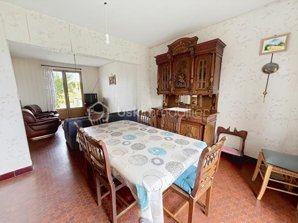 Sur l'axe SAINT QUENTIN / LAON, dans la commune prisée de CREPY, ce joli pavillon individuel  dispose de quatre chambres et d'un sous sol total, idéal pour une jeune famille.

Construit en 1976, il se compose au rez de chaussée d'un couloir d'entrée desservant une cuisine aménagée, une pièce de vie de 26 m2 avec vue sur le jardin, trois chambres dont deux avec placards, une salle de bain et des toilettes indépendants.

Grâce au grenier aménageable, la surface habitable peut être augmentée d'environ 40 m2 : actuellement, il dispose d'un spacieux palier, d'une pièce de stockage et d'une chambre .

Un  SOUS SOL COMPLET  vous permettra de ranger du matériel, d'installer votre atelier et de garer vos véhicules.

A l'extérieur, le jardin est entièrement clos avec une très belle vue sur les champs et doté d'un cabanon.

Idéalement situé, vous profiterez du calme de la campagne tout en étant proche des commodités de la commune ( école, supérette, pharmacie et petits commerces).
Cette maison nécessite des travaux de rafraichissement et dispose d'un potentiel indéniable.

CONTACTEZ MOI POUR UNE VISITE