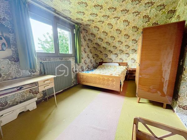 Sur l'axe SAINT QUENTIN / LAON, dans la commune prisée de CREPY, ce joli pavillon individuel  dispose de quatre chambres et d'un sous sol total, idéal pour une jeune famille.

Construit en 1976, il se compose au rez de chaussée d'un couloir d'entrée desservant une cuisine aménagée, une pièce de vie de 26 m2 avec vue sur le jardin, trois chambres dont deux avec placards, une salle de bain et des toilettes indépendants.

Grâce au grenier aménageable, la surface habitable peut être augmentée d'environ 40 m2 : actuellement, il dispose d'un spacieux palier, d'une pièce de stockage et d'une chambre .

Un  SOUS SOL COMPLET  vous permettra de ranger du matériel, d'installer votre atelier et de garer vos véhicules.

A l'extérieur, le jardin est entièrement clos avec une très belle vue sur les champs et doté d'un cabanon.

Idéalement situé, vous profiterez du calme de la campagne tout en étant proche des commodités de la commune ( école, supérette, pharmacie et petits commerces).
Cette maison nécessite des travaux de rafraichissement et dispose d'un potentiel indéniable.

CONTACTEZ MOI POUR UNE VISITE