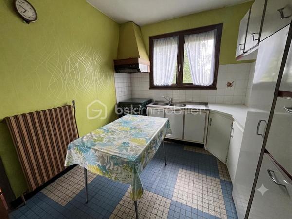 Sur l'axe SAINT QUENTIN / LAON, dans la commune prisée de CREPY, ce joli pavillon individuel  dispose de quatre chambres et d'un sous sol total, idéal pour une jeune famille.

Construit en 1976, il se compose au rez de chaussée d'un couloir d'entrée desservant une cuisine aménagée, une pièce de vie de 26 m2 avec vue sur le jardin, trois chambres dont deux avec placards, une salle de bain et des toilettes indépendants.

Grâce au grenier aménageable, la surface habitable peut être augmentée d'environ 40 m2 : actuellement, il dispose d'un spacieux palier, d'une pièce de stockage et d'une chambre .

Un  SOUS SOL COMPLET  vous permettra de ranger du matériel, d'installer votre atelier et de garer vos véhicules.

A l'extérieur, le jardin est entièrement clos avec une très belle vue sur les champs et doté d'un cabanon.

Idéalement situé, vous profiterez du calme de la campagne tout en étant proche des commodités de la commune ( école, supérette, pharmacie et petits commerces).
Cette maison nécessite des travaux de rafraichissement et dispose d'un potentiel indéniable.

CONTACTEZ MOI POUR UNE VISITE