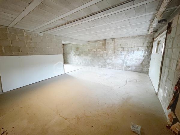 Sur l'axe SAINT QUENTIN / LAON, dans la commune prisée de CREPY, ce joli pavillon individuel  dispose de quatre chambres et d'un sous sol total, idéal pour une jeune famille.

Construit en 1976, il se compose au rez de chaussée d'un couloir d'entrée desservant une cuisine aménagée, une pièce de vie de 26 m2 avec vue sur le jardin, trois chambres dont deux avec placards, une salle de bain et des toilettes indépendants.

Grâce au grenier aménageable, la surface habitable peut être augmentée d'environ 40 m2 : actuellement, il dispose d'un spacieux palier, d'une pièce de stockage et d'une chambre .

Un  SOUS SOL COMPLET  vous permettra de ranger du matériel, d'installer votre atelier et de garer vos véhicules.

A l'extérieur, le jardin est entièrement clos avec une très belle vue sur les champs et doté d'un cabanon.

Idéalement situé, vous profiterez du calme de la campagne tout en étant proche des commodités de la commune ( école, supérette, pharmacie et petits commerces).
Cette maison nécessite des travaux de rafraichissement et dispose d'un potentiel indéniable.

CONTACTEZ MOI POUR UNE VISITE