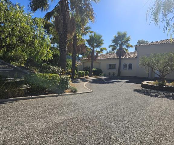 Maison mitoyenne dans petite résidence sécurisée