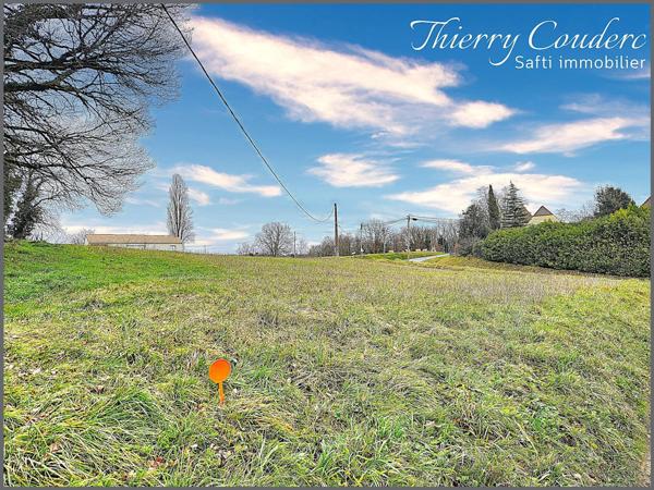 Beau terrain avec vue et réseaux à proximité.