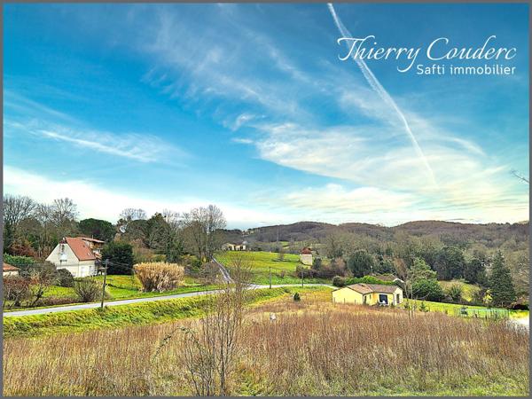 Beau terrain avec vue et réseaux à proximité.