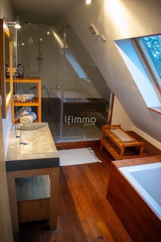 Maison de charme, jardin accès privé rivière proche centre.