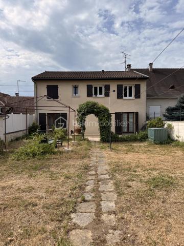 Superbe maison de 80 m2 sur sous-sol de 89 m2.
Trois chambres dont deux avec placard encastré, une cuisine séparée, un salon - salle à manger, salle de douche et toilette individuel. 
Au sous-sol, une partie aménagée avec une grande chambre, salle de douche et cuisine donnant sur une terrasse de 40 m2à l'arrière. Garage pouvant accueillir deux voitures plus une allée à l'avant pouvant accueillir une à deux voitures.
Insert à bois en fonctionnement.
Le tout sur un terrain de 400 m2.
Tout à l'égoût
Chauffages électriques.
Double Vitrage.
Puits avec pompe.
Taxe foncière 1720€
Chauffage au gaz de ville possible.
Toutes commodités proches. Marché de Périgueux à 2 km.