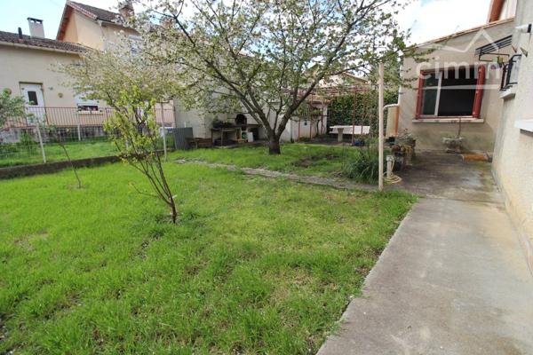 A vendre une maison de 94 m² à rénover avec un jardin.