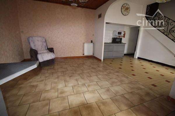 A vendre une maison de 94 m² à rénover avec un jardin.