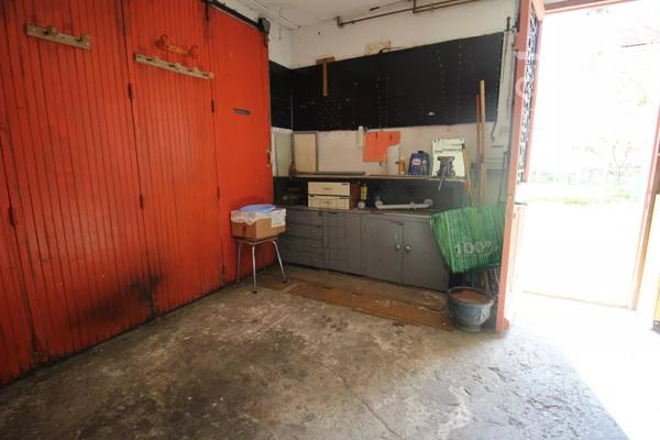A vendre une maison de 94 m² à rénover avec un jardin.