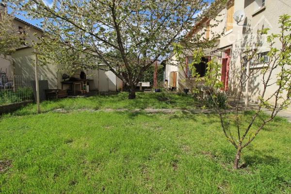 A vendre une maison de 94 m² à rénover avec un jardin.
