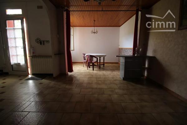 A vendre une maison de 94 m² à rénover avec un jardin.