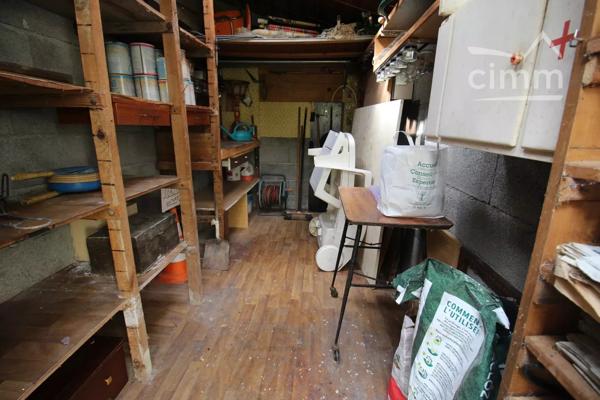 A vendre une maison de 94 m² à rénover avec un jardin.
