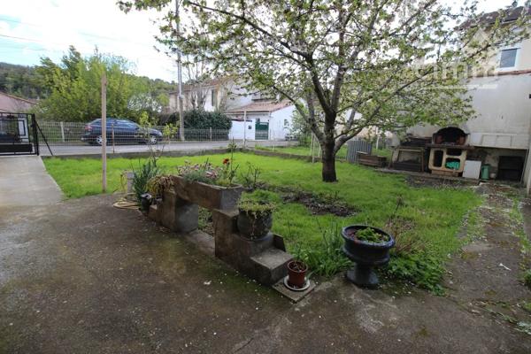 A vendre une maison de 94 m² à rénover avec un jardin.