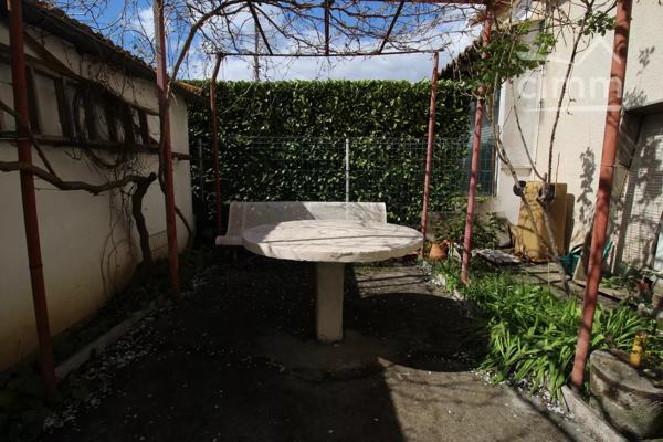 A vendre une maison de 94 m² à rénover avec un jardin.