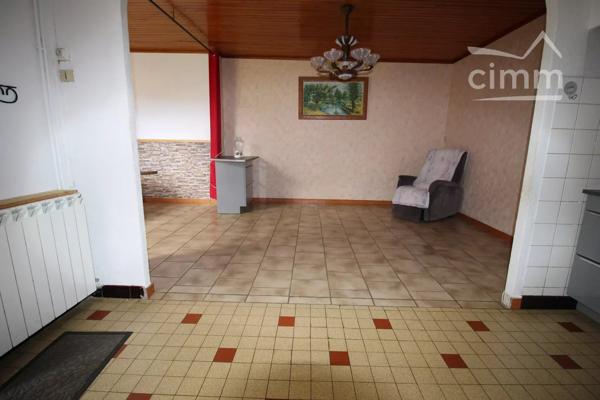 A vendre une maison de 94 m² à rénover avec un jardin.