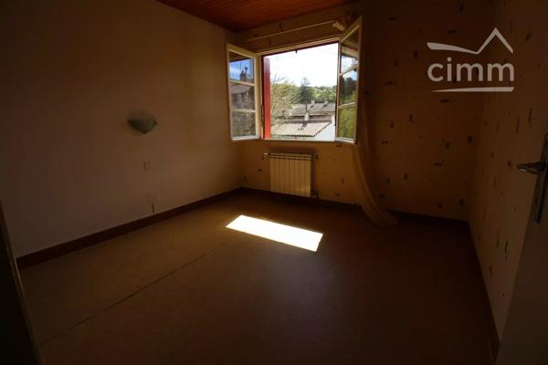 A vendre une maison de 94 m² à rénover avec un jardin.