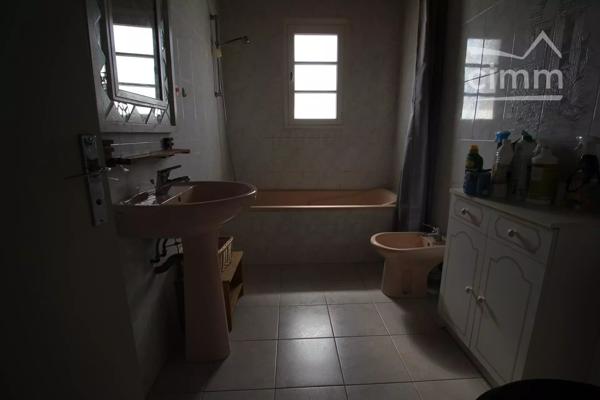 A vendre une maison de 94 m² à rénover avec un jardin.
