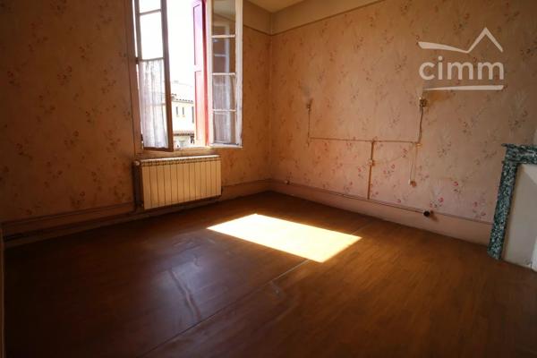 A vendre une maison de 94 m² à rénover avec un jardin.