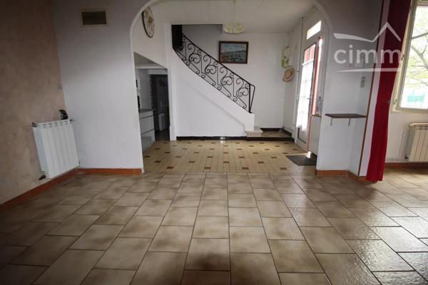 A vendre une maison de 94 m² à rénover avec un jardin.