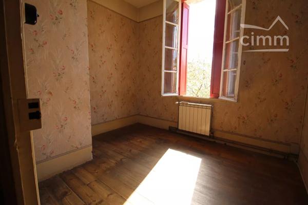 A vendre une maison de 94 m² à rénover avec un jardin.