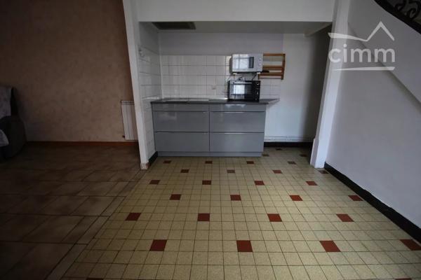 A vendre une maison de 94 m² à rénover avec un jardin.