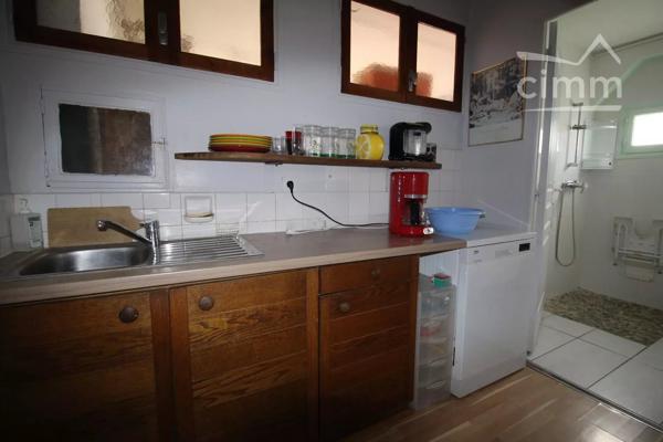 A vendre une maison de 94 m² à rénover avec un jardin.