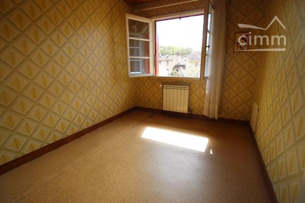 A vendre une maison de 94 m² à rénover avec un jardin.