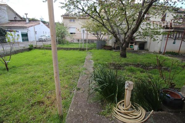 A vendre une maison de 94 m² à rénover avec un jardin.
