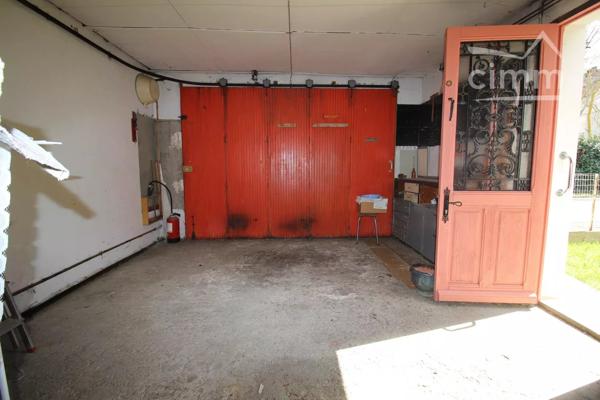 A vendre une maison de 94 m² à rénover avec un jardin.