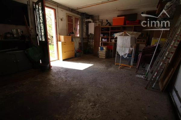 A vendre une maison de 94 m² à rénover avec un jardin.