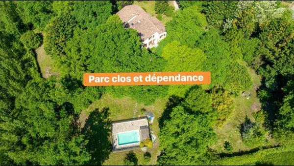 Grande Villa avec terrain clos , dépendance et piscine