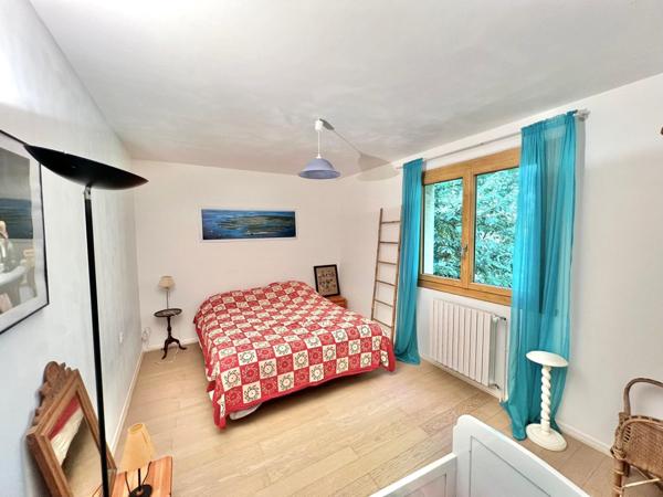 Grande Villa avec terrain clos , dépendance et piscine