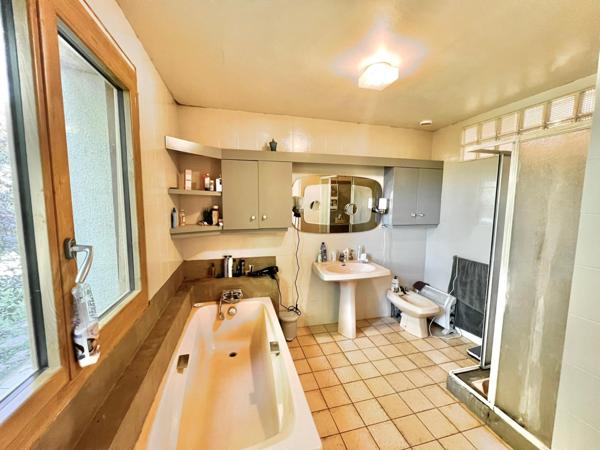 Grande Villa avec terrain clos , dépendance et piscine