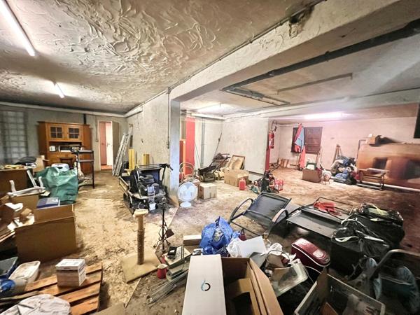 Grande Villa avec terrain clos , dépendance et piscine