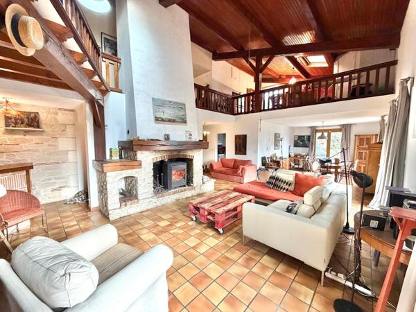 Grande Villa avec terrain clos , dépendance et piscine