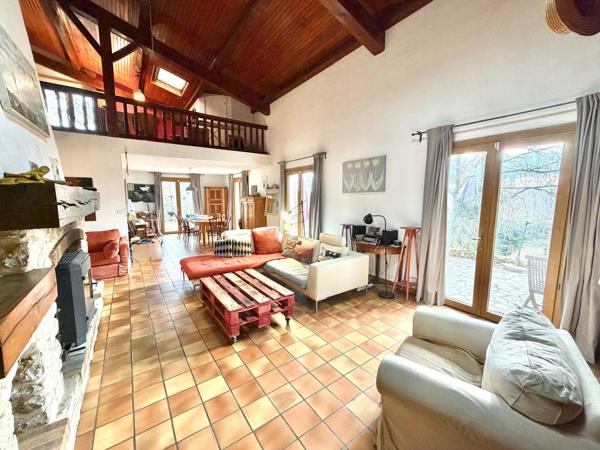 Grande Villa avec terrain clos , dépendance et piscine