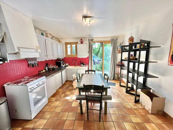 Grande Villa avec terrain clos , dépendance et piscine