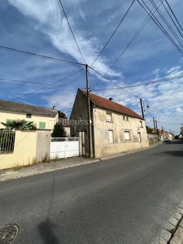 MAISON DE VILLAGE AVEC HANGAR ET GARAGE.