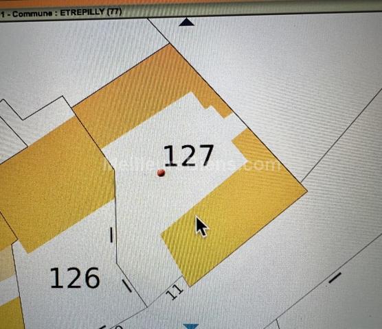 MAISON DE VILLAGE AVEC HANGAR ET GARAGE.