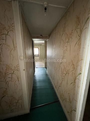 MAISON DE VILLAGE AVEC HANGAR ET GARAGE.