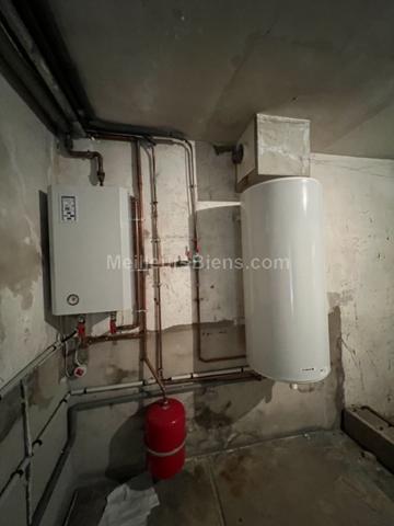 MAISON DE VILLAGE AVEC HANGAR ET GARAGE.